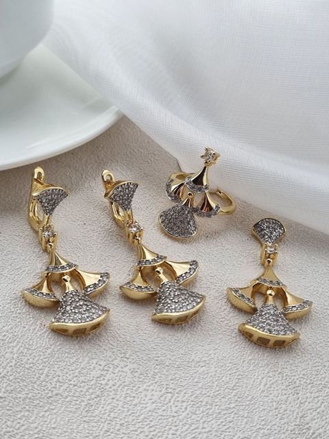 Bijuteriya dəsti kulon, sırğa və üzük BM393120_0195S_17 — 25 ₼ · Bakı · Mallar Bijuteriya dəsti kulon, sırğa və üzük BM393120_0195S_17 — Bakı