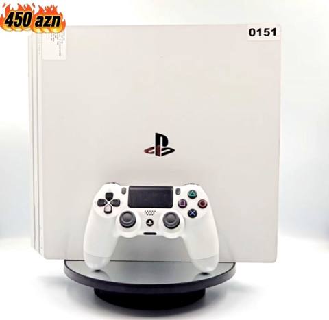 PlayStation 4 Slim ağ rəngli oyun konsolu təqdim olunur. Şəkillərdə — Digah