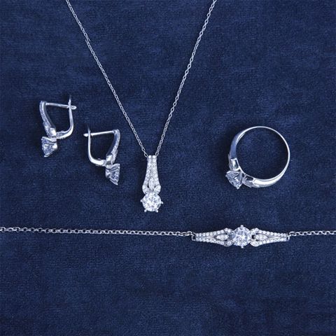 Zinət dəsti üzük, sep, qolbaq, sırğalar və kulon Azgold 166, gümüşü — 226.1 ₼ · Bakı · Mallar Zinət dəsti üzük, sep, qolbaq, sırğalar və kulon Azgold 166, gümüşü — Bakı