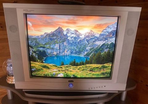 Köhnə tip kineskop televizor (CRT), gümüşü korpuslu, geniş çərçivə və — 55 ₼ · Masazır · Televizorlar Köhnə tip kineskop televizor (CRT), gümüşü korpuslu, geniş çərçivə və — Masazır
