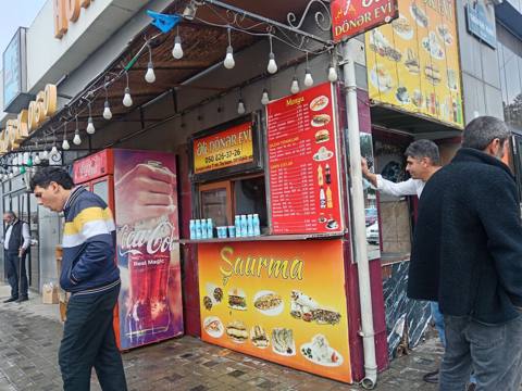 Siftaforun alti herkesin toplasdiqi gedis gelisi yer olan. Avtobus — Sumqayıt