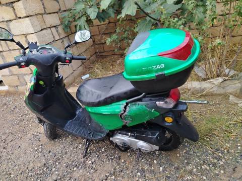 Zıgzag skuter - Rəng: yaşıl-qara, arxa hissədə “Zıgzag” yazılı baqaj — 650 ₼ · Xırdalan · Mopedlər və skuterlər Zıgzag skuter - Rəng: yaşıl-qara, arxa hissədə “Zıgzag” yazılı baqaj — Xırdalan