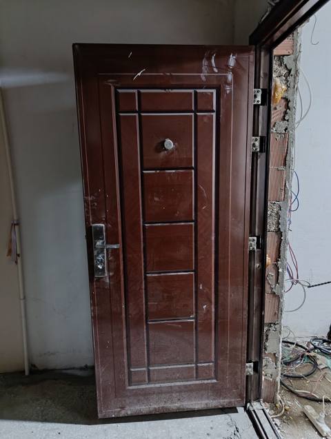 Dəmir giriş qapısı - Material: polad/dəmir konstruksiya, möhkəm — 100 ₼ · Bakı · Pəncərələr, qapılar, balkonlar Dəmir giriş qapısı - Material: polad/dəmir konstruksiya, möhkəm — Bakı
