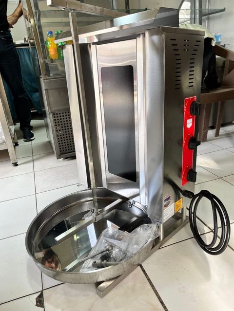 Doner aparati satilir. Yenidir qutusundadir. Qiymet 350 azn. Unvan — 350 ₼ · Sumqayıt · İsitmə avadanlığı Doner aparati satilir. Yenidir qutusundadir. Qiymet 350 azn. Unvan — Sumqayıt