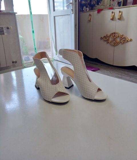 Ağ qadın sandaleti – açıq burunlu, arxa hissəsi açıq, kvadrat formalı — 35 ₼ · Bakı · Sandal Ağ qadın sandaleti – açıq burunlu, arxa hissəsi açıq, kvadrat formalı — Bakı