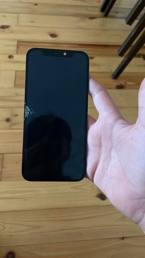 İphone 12/12pro uçun ekran ekrani çatti İphone 8 pili işlək pildir — 12 ₼ · Sumqayıt · Smartfon ehtiyat hissələri İphone 12/12pro uçun ekran ekrani çatti İphone 8 pili işlək pildir — Sumqayıt