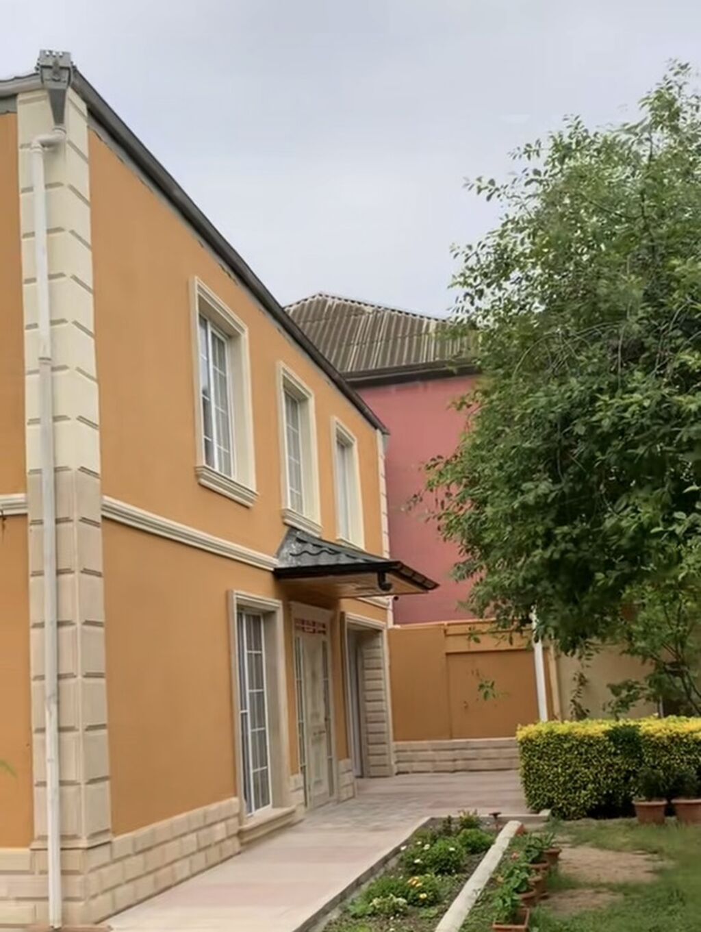İki mərtəbəli müasir həyət evi - Fasad: İsti narıncı rəngli dekorativ — Boya işləri, Bakı (2)