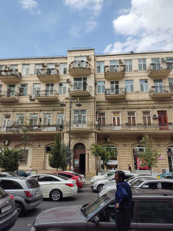 Satılır 5 otaqlı köhnə tikili 210 m² — Mənzil, Bakı