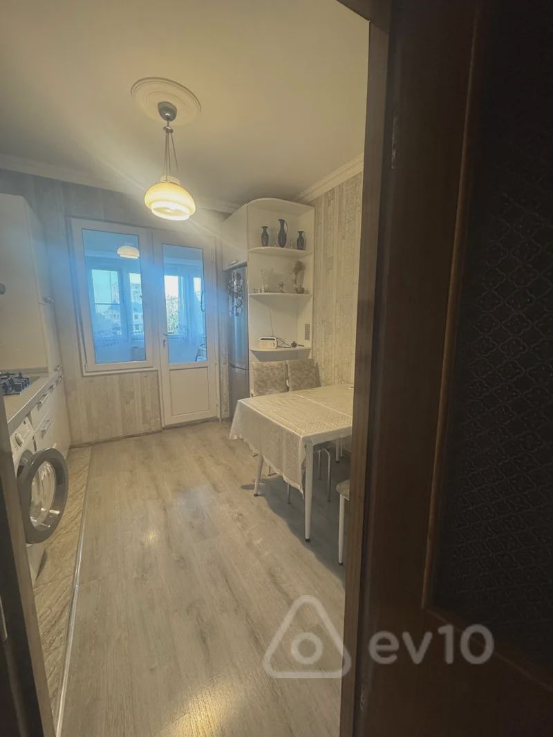 For sale: 4-room apartment (old building), 100 m² — Mənzil, Bakı (9)