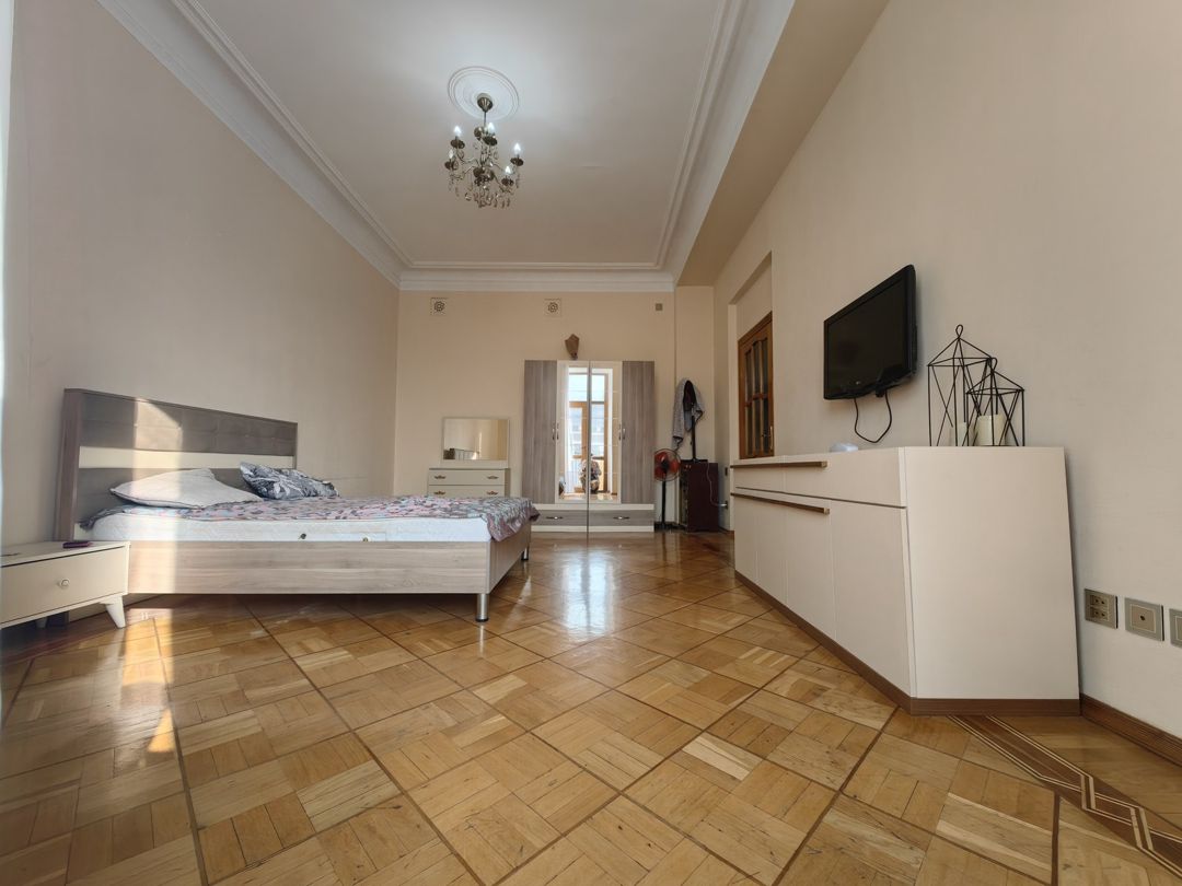 Satılır 4 otaqlı köhnə tikili 355 m² — Mənzil, Bakı (11)
