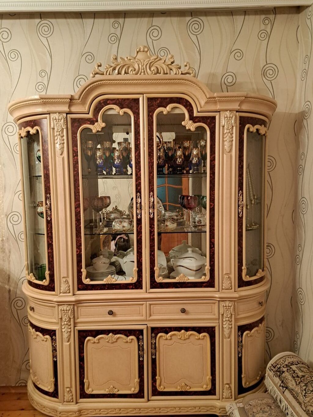 Klassik üslubda vitrin-bufet - Material: MDP/taxta əsaslı karkas, ön — Şkaflar, Digah (4)