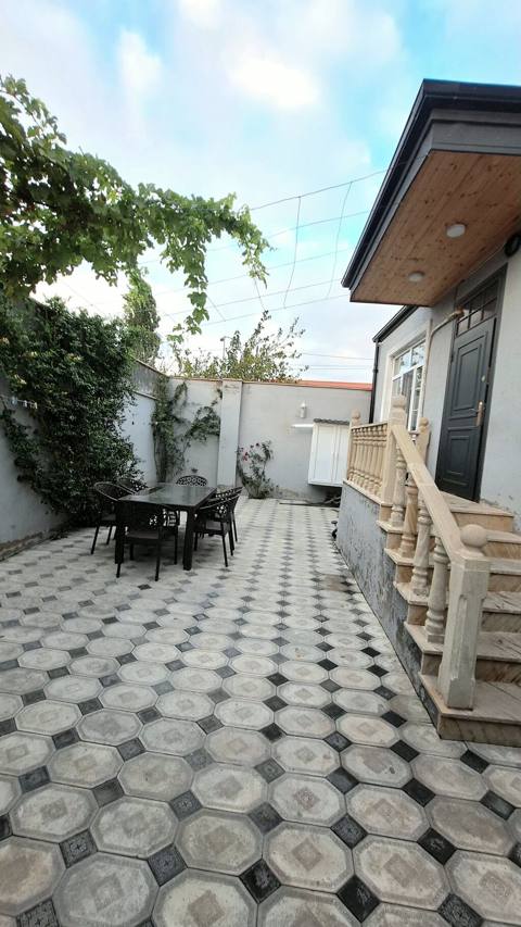 3 otaqlı həyət evi - Geniş, tam daş döşənmiş həyət: küncdə — Digah