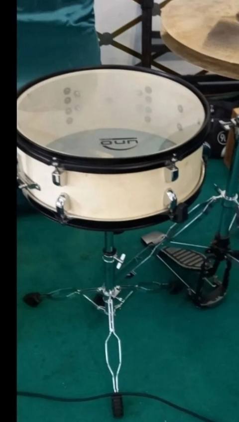 Snare baraban – stend ilə - Korpus: ağ/natural rəngli taxta gövdə — Lənkəran