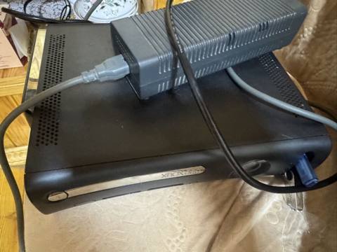 Xbox 360 slim oyun konsolu yaxşı veziyettde Bilen bilirki ps3 eyni — Mingəçevir
