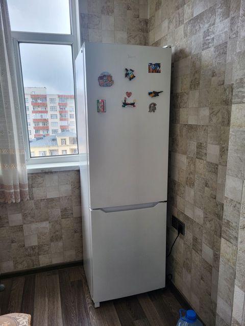 Aşağıdan donduruculu, ağ rəngdə iki qapılı soyuducu. İşlək vəziyyətdə — Bakı