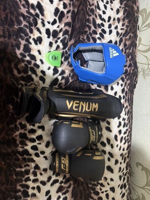 Boks/MMA qoruyucu dəst Tərkibi: - Adidas mavi baş qoruyucu (Velcro — 120 ₼ · Masazır · Döyüş sənətləri Boks/MMA qoruyucu dəst Tərkibi: - Adidas mavi baş qoruyucu (Velcro — Masazır
