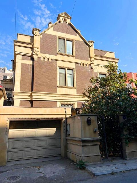 Satılır 14 otaqlı həyət evi/bağ evi 870 m² — 3 700 000 ₼ · Bakı · Ev, villa Satılır 14 otaqlı həyət evi/bağ evi 870 m² — Bakı