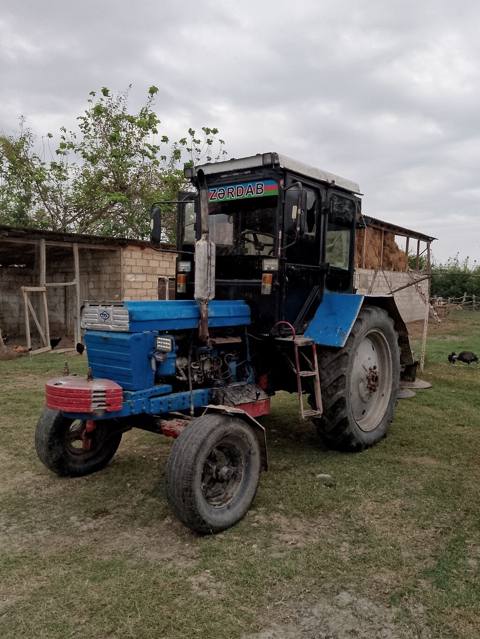 Kənd təsərrüfatı texnikası paketi - Traktor: Kabinli, ön yük payları — Avtomobillar