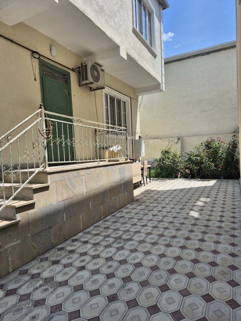 Satılır 6 otaqlı həyət evi/bağ evi 160 m² — 142 000 ₼ · Bakı · Ev, villa Satılır 6 otaqlı həyət evi/bağ evi 160 m² — Bakı