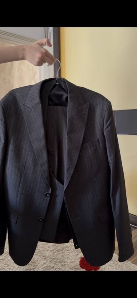 Kişi üçlük kostyum – tünd boz rəngdə, nazik şaquli zolaqlı (pinstripe) — Bakı