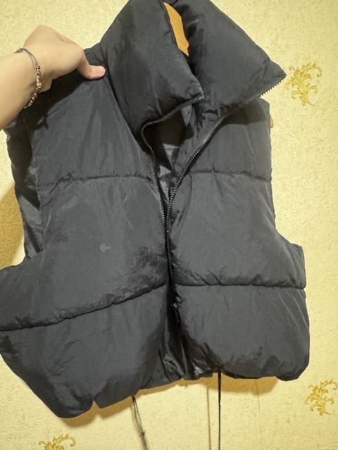Qara rəngli qışlıq şişmə jilet - Model: qısa kəsim, pufy/jilet - Rəng — Bakı