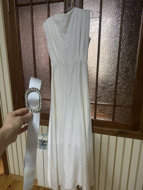 Ağ rəngli zərif uzun don + bəzəkli kəmər dəsti. - Model: çiyinləri — Masazır