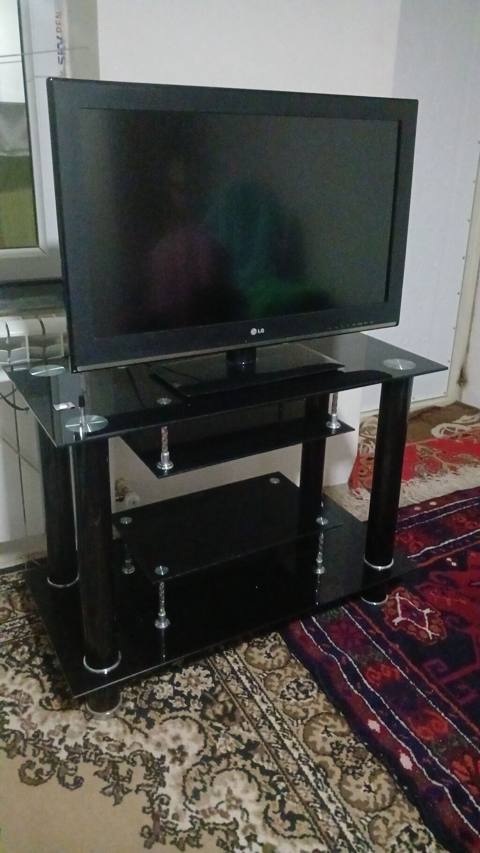 LG düz ekran televizor + qara şüşəli TV stendi Məhsulun təsviri — 150 ₼ · Bakı · Televizor altlıqları və standlar LG düz ekran televizor + qara şüşəli TV stendi Məhsulun təsviri — Bakı