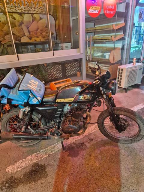 *Seva Xirdalan*. Motosiklet Satilir. Benzinlə isləyir. Qiymət 1050 — Bakı