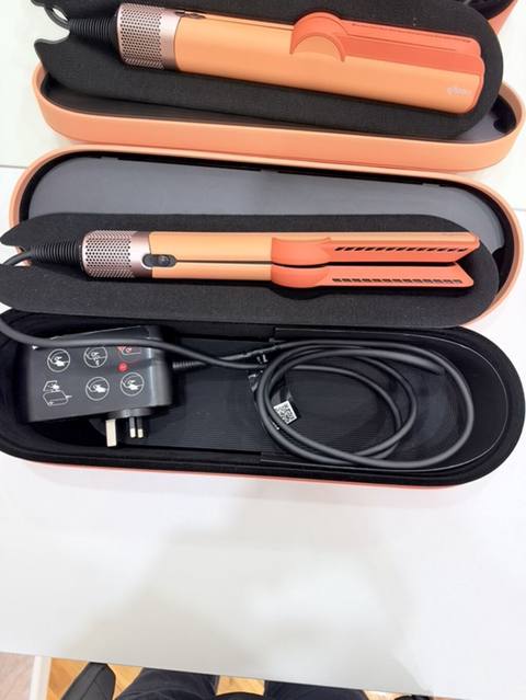 Dyson saç düzləndirici – xüsusi məhdud rəngli (şaftalı/narinci ton) — 700 ₼ · Bakı · Saç burmağa və düzəltməyə Dyson saç düzləndirici – xüsusi məhdud rəngli (şaftalı/narinci ton) — Bakı