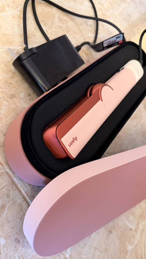 Dyson Airstrait saç düzləşdiricisi – xüsusi çəhrayı/terracotta rəngdə — 1 000 ₼ · Masazır · Saç burmağa və düzəltməyə Dyson Airstrait saç düzləşdiricisi – xüsusi çəhrayı/terracotta rəngdə — Masazır