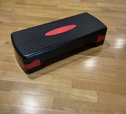 Aerobika step platforması - Rəng: qara gövdə, qırmızı vurğular — Bakı