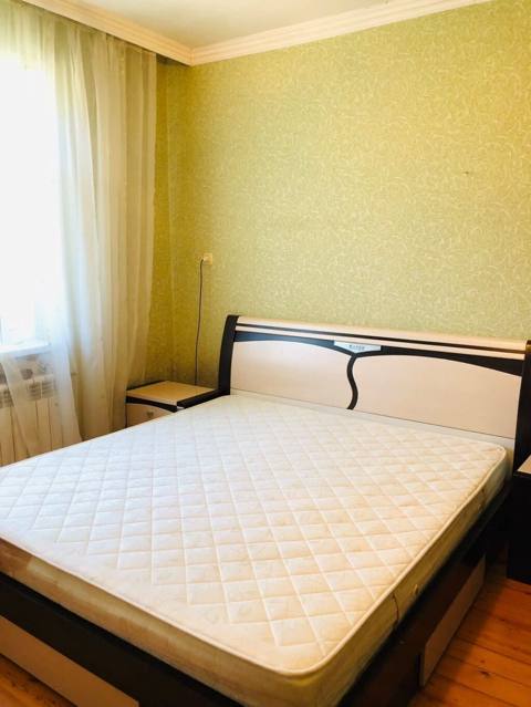 Taxt 200azn. Matras daxil. Bazasızdı. Altında siyirmələri var — Bakı