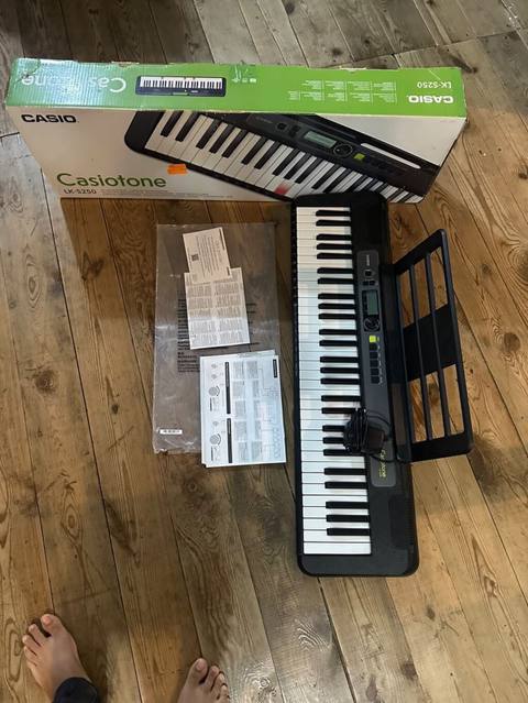 Casio Casiotone LK-S250 elektron klaviatura - 61 ədəd tam ölçülü — 390 ₼ · Liman · Pianino və digər klaviş alətləri Casio Casiotone LK-S250 elektron klaviatura - 61 ədəd tam ölçülü — Liman