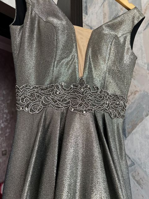 Gümüşü rəngli, parıltılı gecə/nişan paltarı - Model: A-kesim, uzun — Gəncə