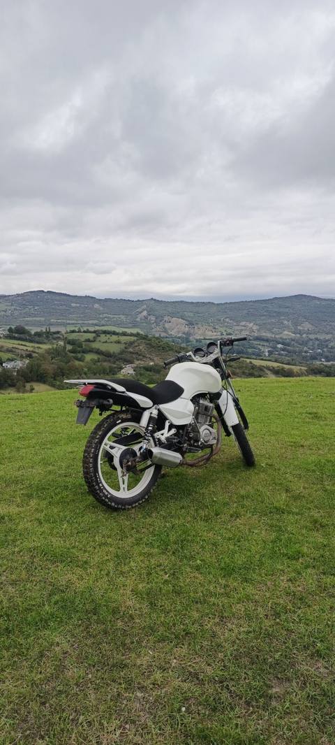 Mandial drift 150 Ağ rəngli yol/ tərzində motosiklet - Tək silindrli — Qusar