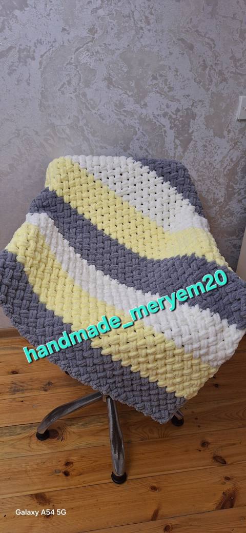 Məhsul: Əl işı ilə toxunmuş pled Təsvir: - Yumşaq, qalın və isti — 35 ₼ · Masazır · Örtüklər və çarşavlar Məhsul: Əl işı ilə toxunmuş pled Təsvir: - Yumşaq, qalın və isti — Masazır