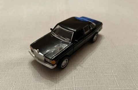 Kolleksiya üçün miniatür model avtomobil - Klassik sedan dizaynında — Bakı
