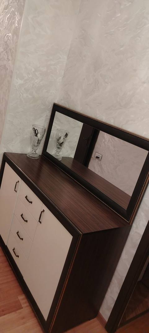 Geniş güzgülü komod - Material: MDF/laminat səth, tünd ağac tonunda — 50 ₼ · Bakı · Komodlar və tumbalı Geniş güzgülü komod - Material: MDF/laminat səth, tünd ağac tonunda — Bakı