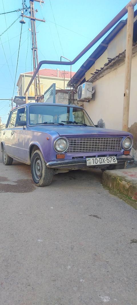 VAZ 2101, bənövşəyi rəngdə sedan. Xüsusiyyətlər: - Kuzov: 4 qapılı — Bakı