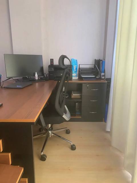 Ofis mebeli dəsti Tərkibi: - Geniş iş masasI: L formalı kompozisiya — Baku