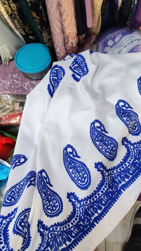 Yaylıq “Kəlağayı Basqal” - Material: zərif, parıldayan ipək tipli — Cars