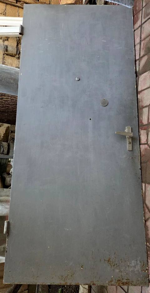 Dəmir seyf qapı. Möhkəm ağır qapıdır. Ölçü standart — Bakı