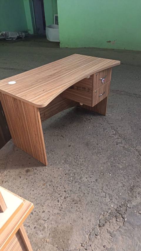 Yazı masası satılır ofıs ucunde ısdıfade oluna bıler sınıg ve cızıgı — 80 ₼ · Bakı · Ofis mebeli Yazı masası satılır ofıs ucunde ısdıfade oluna bıler sınıg ve cızıgı — Bakı
