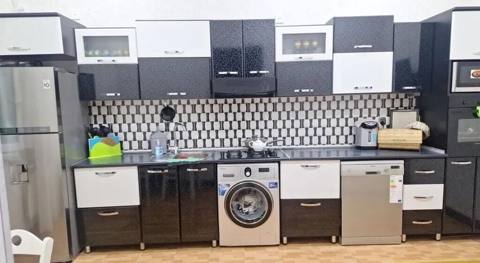 Mətbəx mebeli 5 m ölçülü Qiymət 400₼. Üzərində qaz peçi,moyka,krand — საქონელი