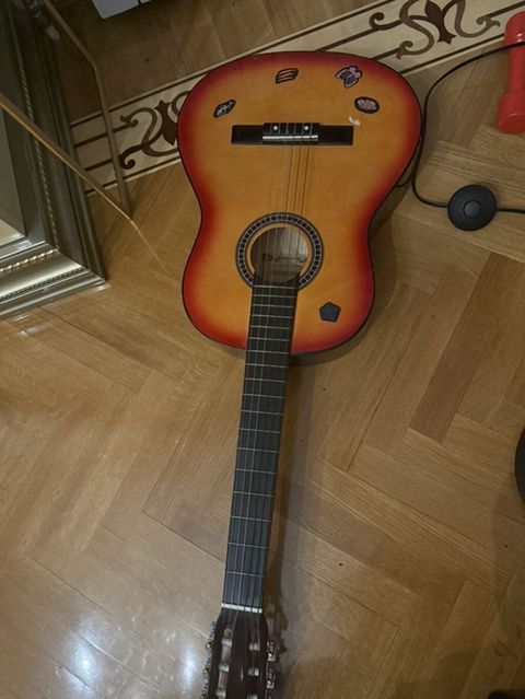 Klassik akustik gitara - Korpus: tam ölçülü klassik forma, günbatımı — 60 ₼ · Bakı · Gitarlar və digər simli alətlər Klassik akustik gitara - Korpus: tam ölçülü klassik forma, günbatımı — Bakı