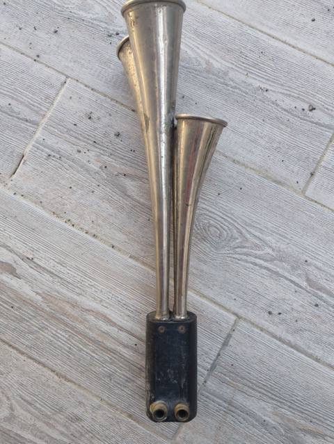 Metal 3 borulu pnevmatik siqnal (klakson) fifa - Növ: 3 fərqli — Digah