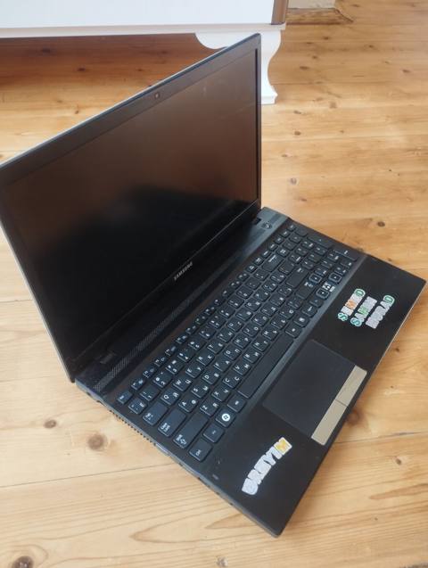 Samsung noutbuk Xüsusiyyətlər: - Ekran: 15.6" (şüşəli panel) — ლეპტოპები და პლანშეტები