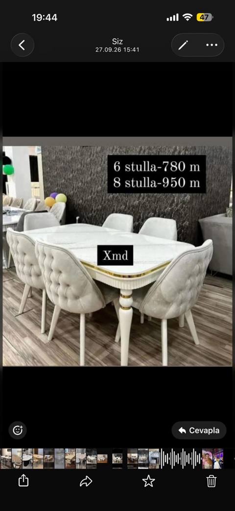 Ağ rəngdə elegant yemək dəsti – süfrə masası və yumşaq, düyməli bel — Stollar va stullar