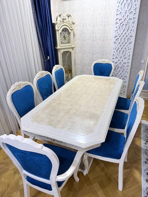 Masa dəsti 600₼. 8 oturcağı var. açılır. Ünvan — მაგიდები და სკამები