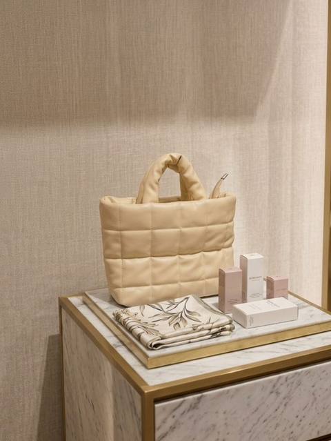 Bej rəngli qadın çantası – yastıqlı kvadrat tikişli dizayn - Rəng — 15 ₼ · Bakı · Çantalar, çamadanlar, cüzdanlar Bej rəngli qadın çantası – yastıqlı kvadrat tikişli dizayn - Rəng — Bakı